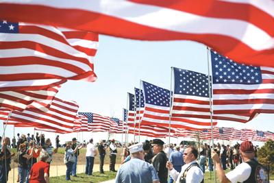 07-04-12-_war_veterans_holding_american_flags_m.jpg